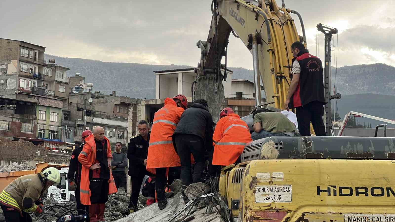 operator enkaz altinda kaldi 1 yarali 2 v9y7Z3ft