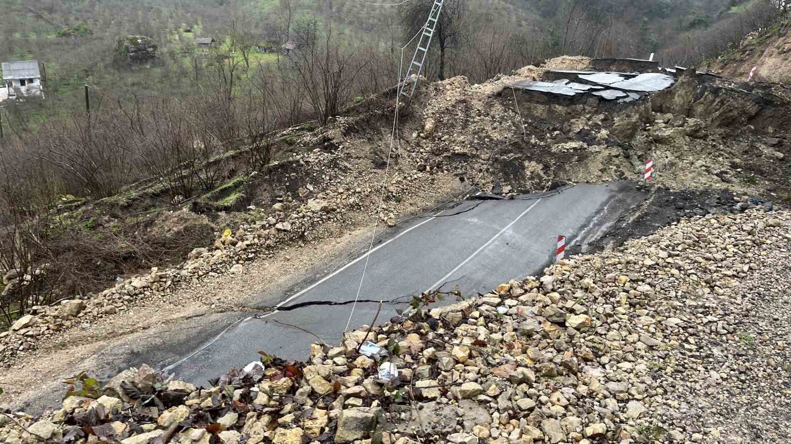 ordu ic anadolu baglanti yolundaki heyelan havadan goruntulendi 1 jFnncGK8
