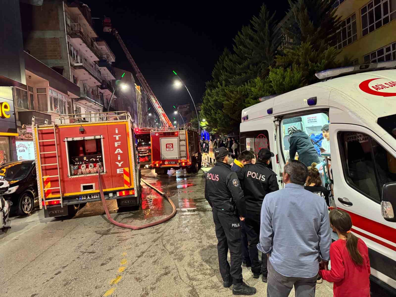 orduda cati kati yangini 5 kisi asansorlu aracla tahliye edildi 3 w1AGCvTl