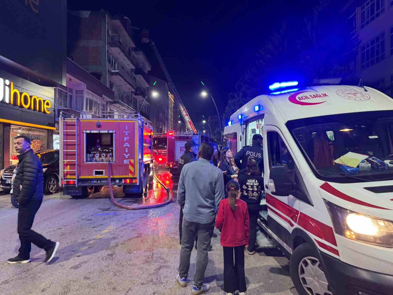 orduda cati kati yangini 5 kisi asansorlu aracla tahliye edildi 5