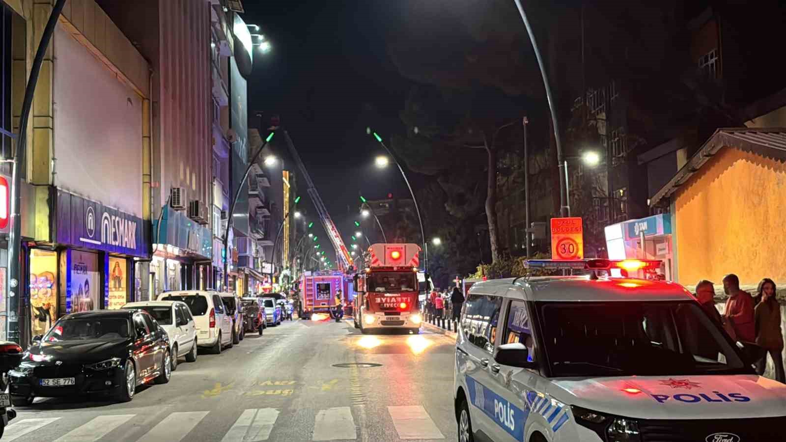 orduda cati kati yangini 5 kisi asansorlu aracla tahliye edildi 6 dJw8pmqF