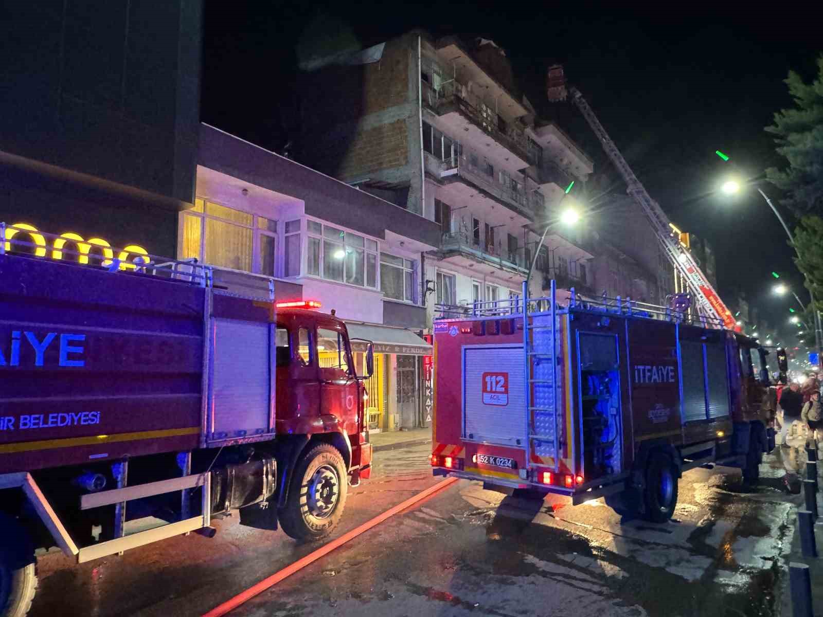 orduda cati kati yangini 5 kisi asansorlu aracla tahliye edildi 8 X9TWU64k