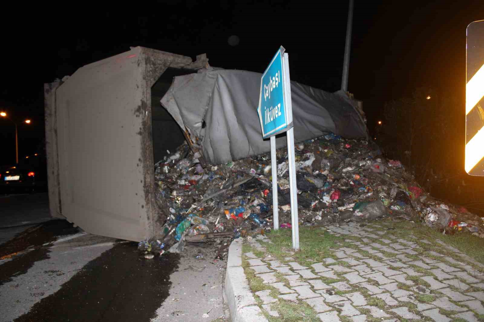 orduda cop kamyonu devrildi surucu yaralandi 0