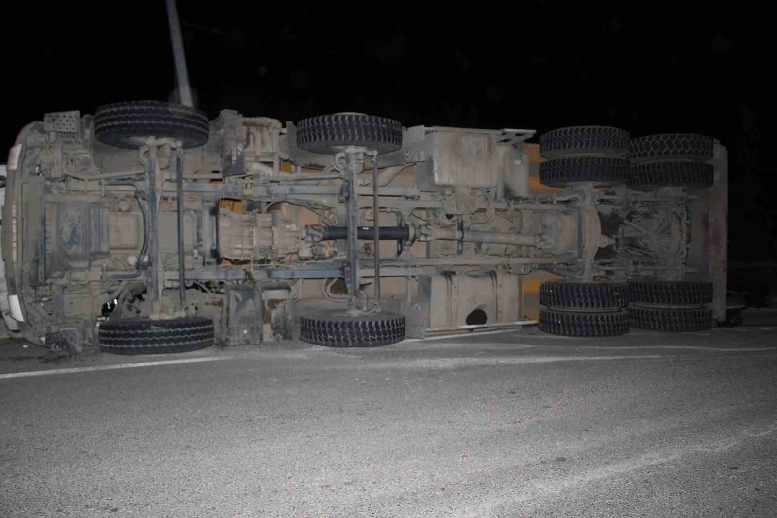 orduda cop kamyonu devrildi surucu yaralandi 2 UOsunFeF