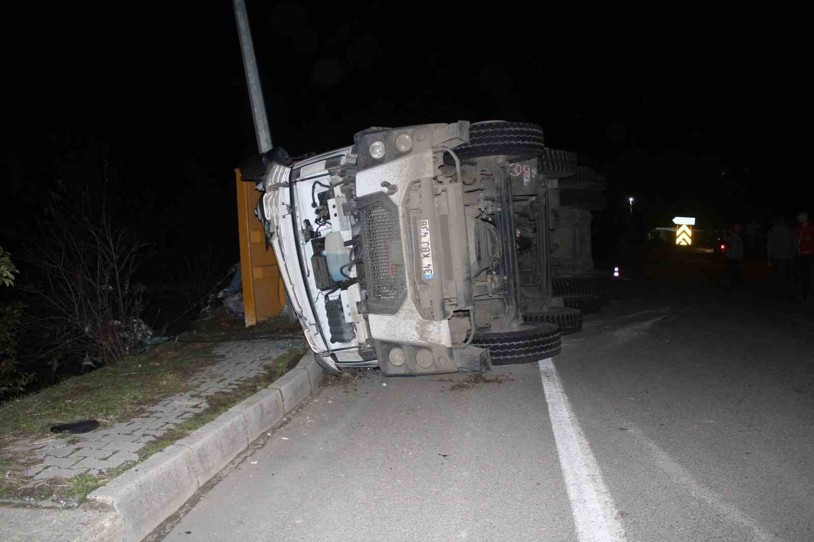 orduda cop kamyonu devrildi surucu yaralandi 5 TklKiE7V