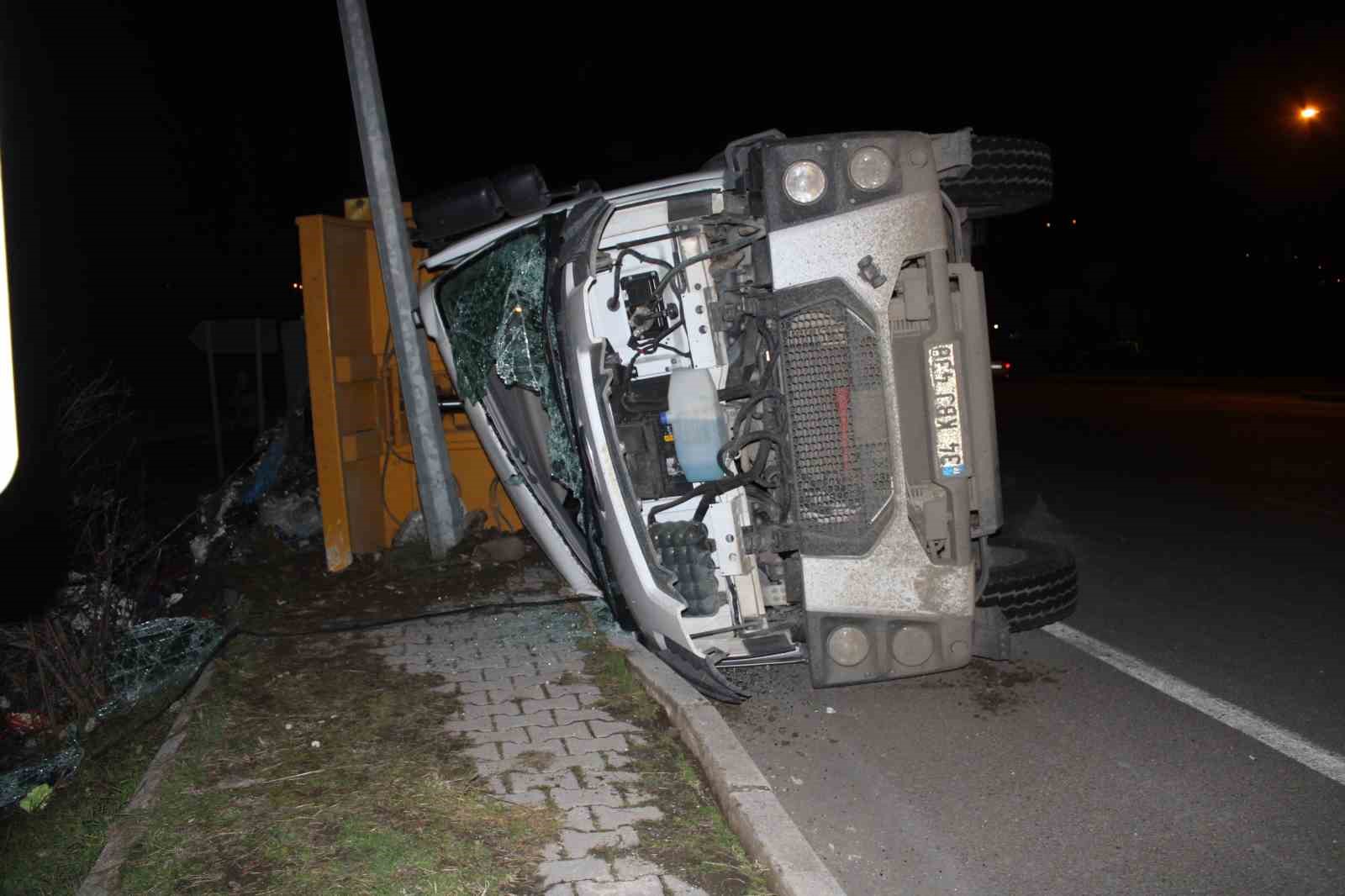 orduda cop kamyonu devrildi surucu yaralandi 6