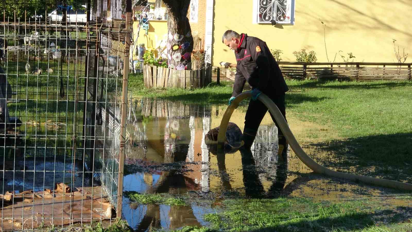 orduda denizdeki firtina hayati felc etti dalgalar evlere zarar verdi balikci teknesi parcalandi 4 zvSpzShZ