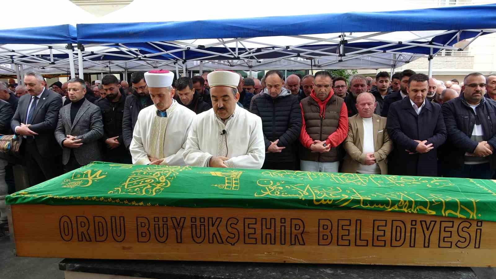 orduda gocuk altinda kalan kamyon soforu topraga verildi 0 Xh9XSHaS