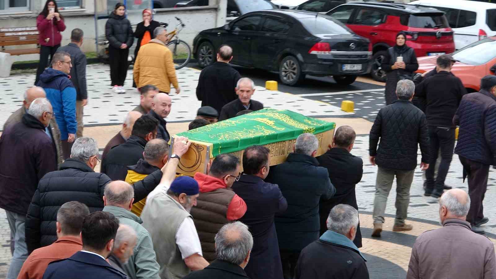 orduda gocuk altinda kalan kamyon soforu topraga verildi 1 NPJX14Tf