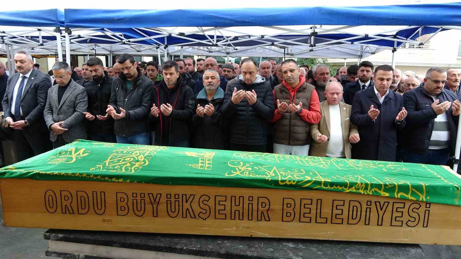 orduda gocuk altinda kalan kamyon soforu topraga verildi 2 KgdXbW6I