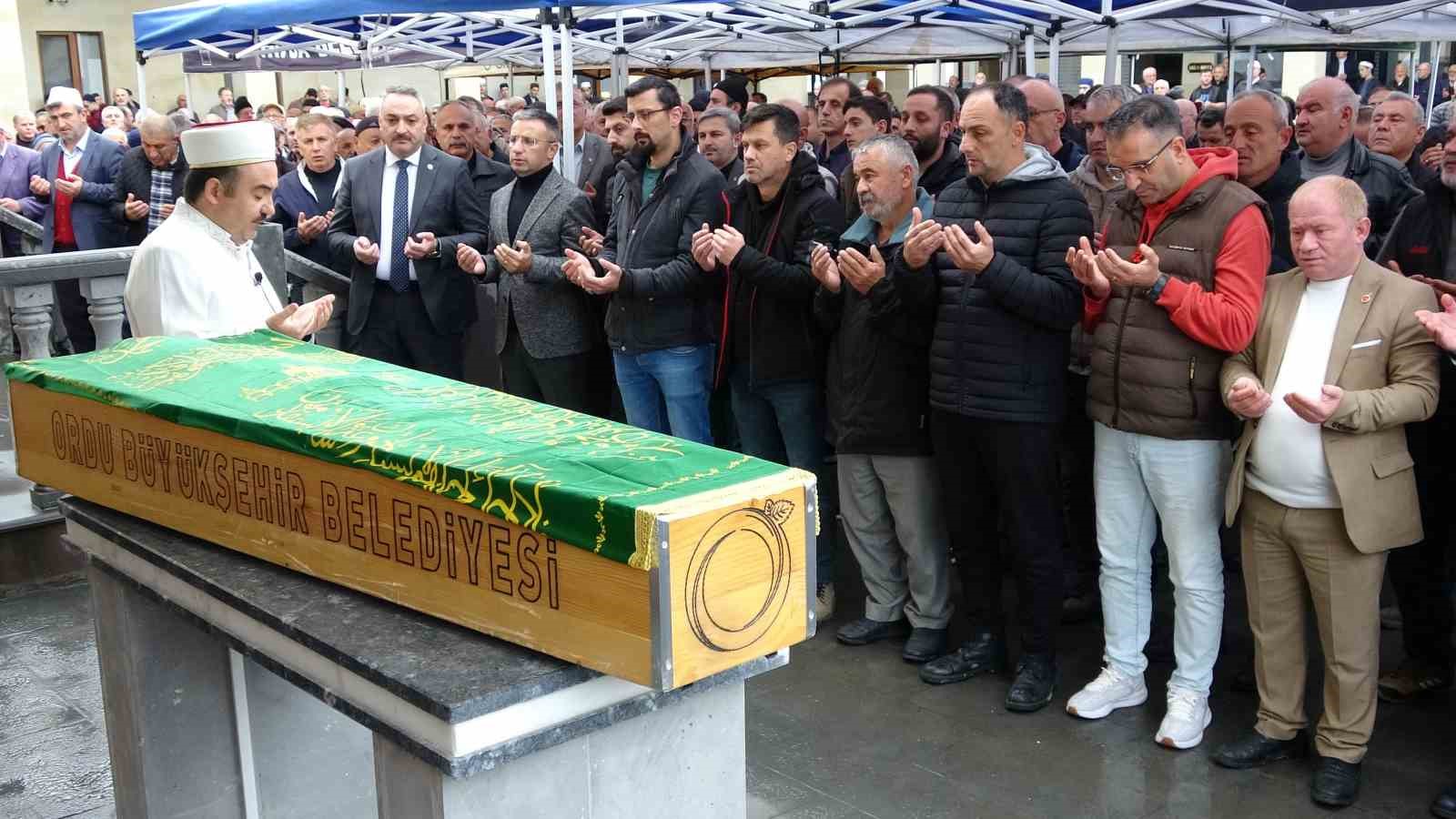 orduda gocuk altinda kalan kamyon soforu topraga verildi 3