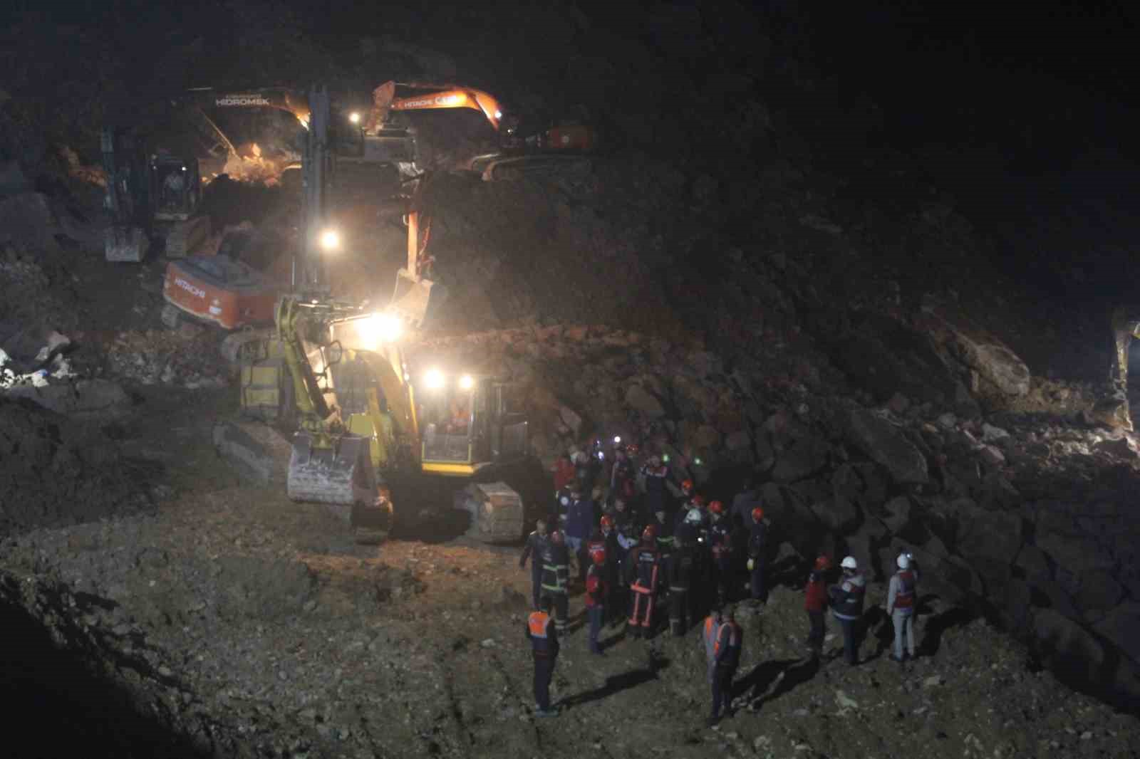 Ordu’da göçük altından bir kişinin cansız bedeni çıkartıldı 11 orduda gocuk altindan bir kisinin cansiz bedeni cikartildi 7 MdsVHu18