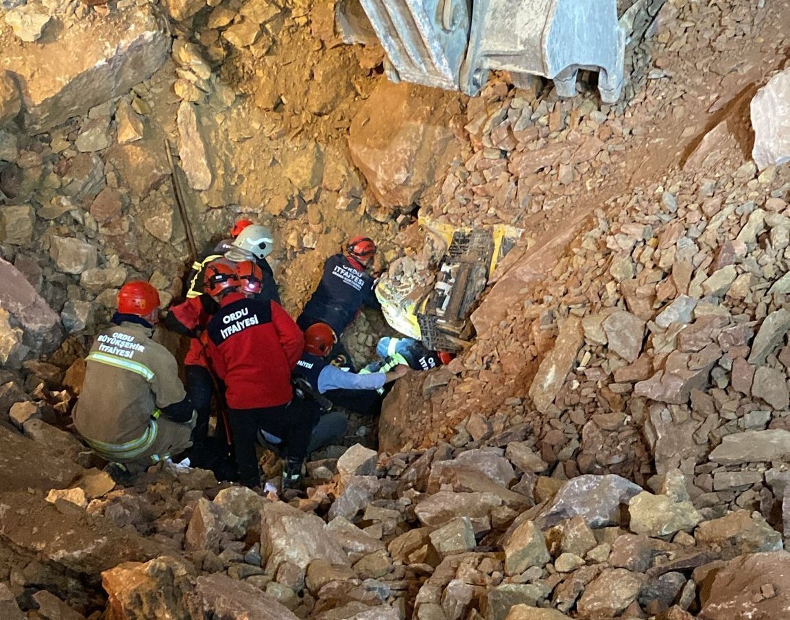 Ordu’da göçük altından bir kişinin cansız bedeni çıkartıldı 13 orduda gocuk altindan bir kisinin cansiz bedeni cikartildi 9 Ieel7PUG