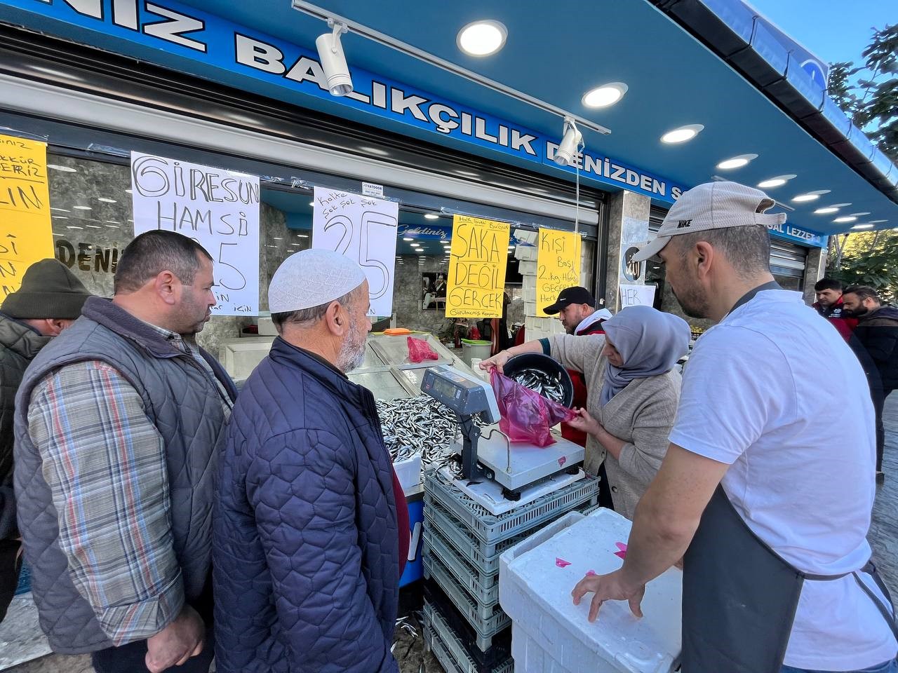 orduda hamsi 25 liraya dustu vatandas siraya girdi 4