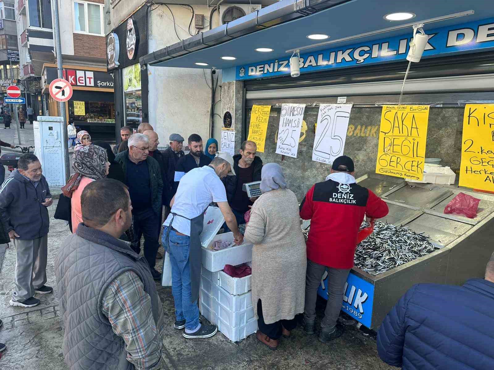 orduda hamsi 25 liraya dustu vatandas siraya girdi 5 KGZNXlOh