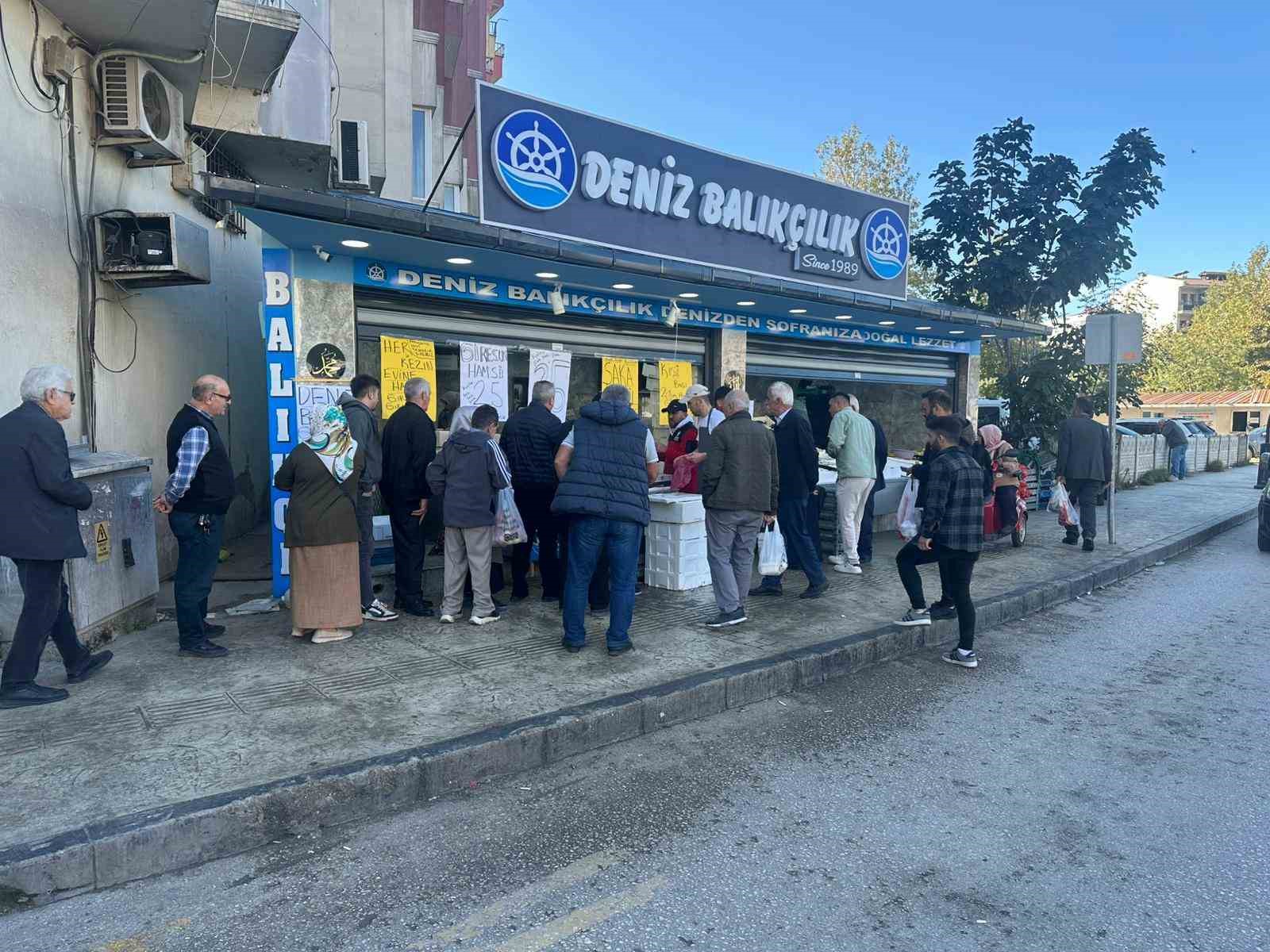 orduda hamsi 25 liraya dustu vatandas siraya girdi 6 fkRXhUFJ