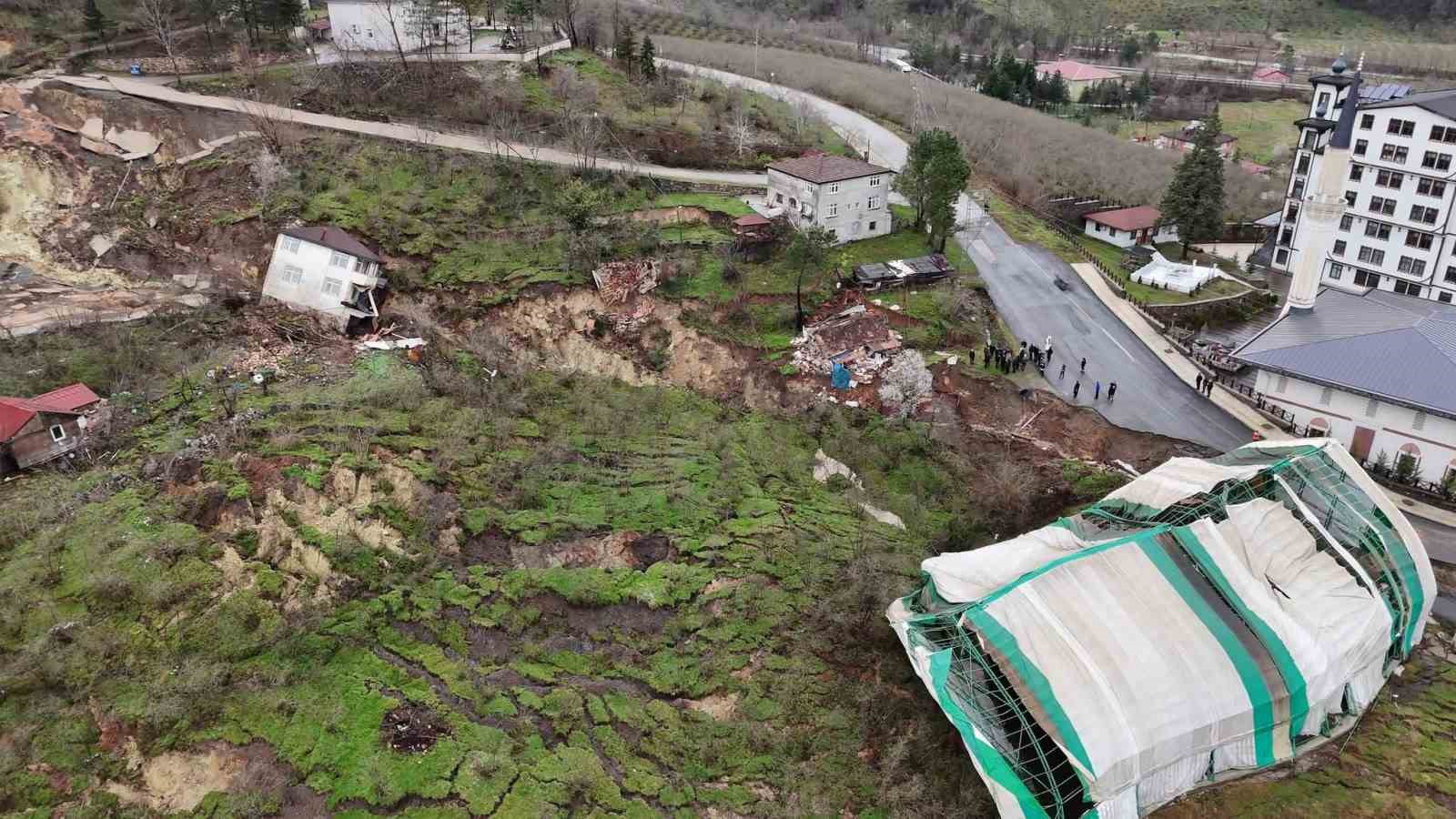 orduda heyelan evler yikildi yol coktu 2 4gjy2EI2