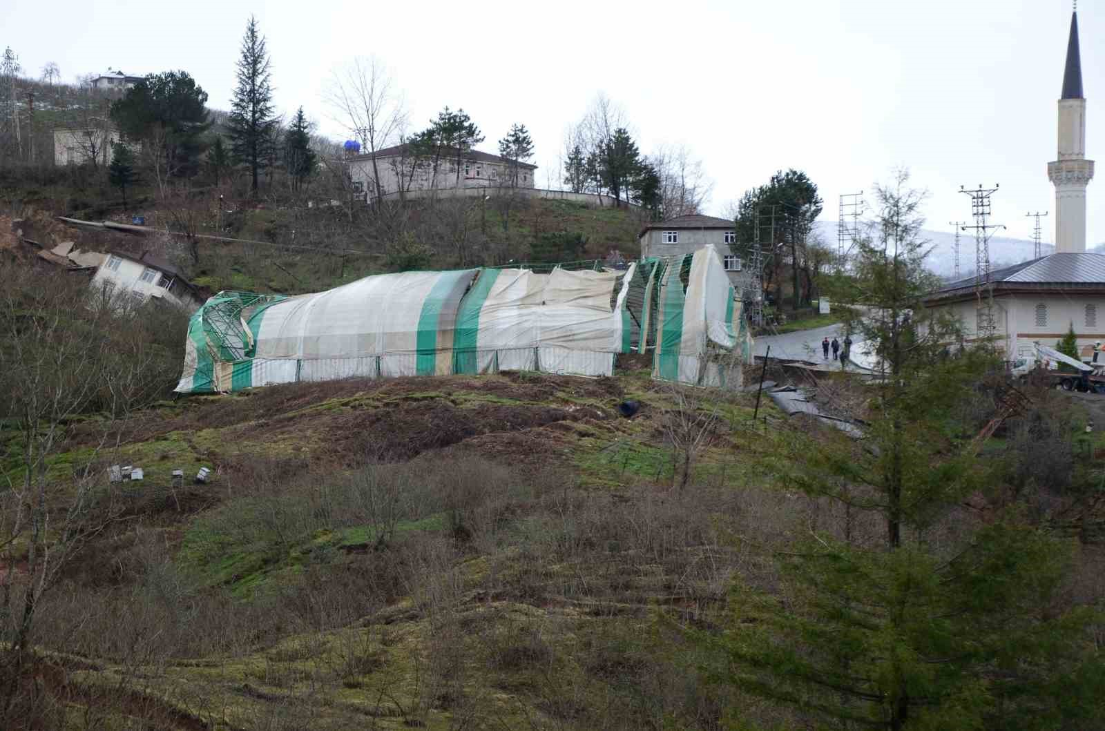 orduda heyelan evler yikildi yol coktu 4 XBcfGrtJ