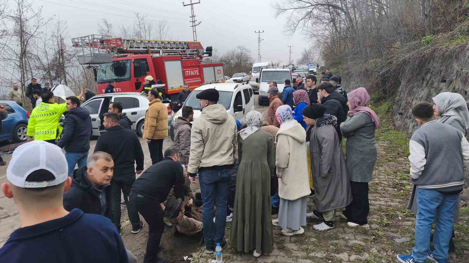 orduda iki ayri trafik kazasinda 12 kisi yaralandi 5