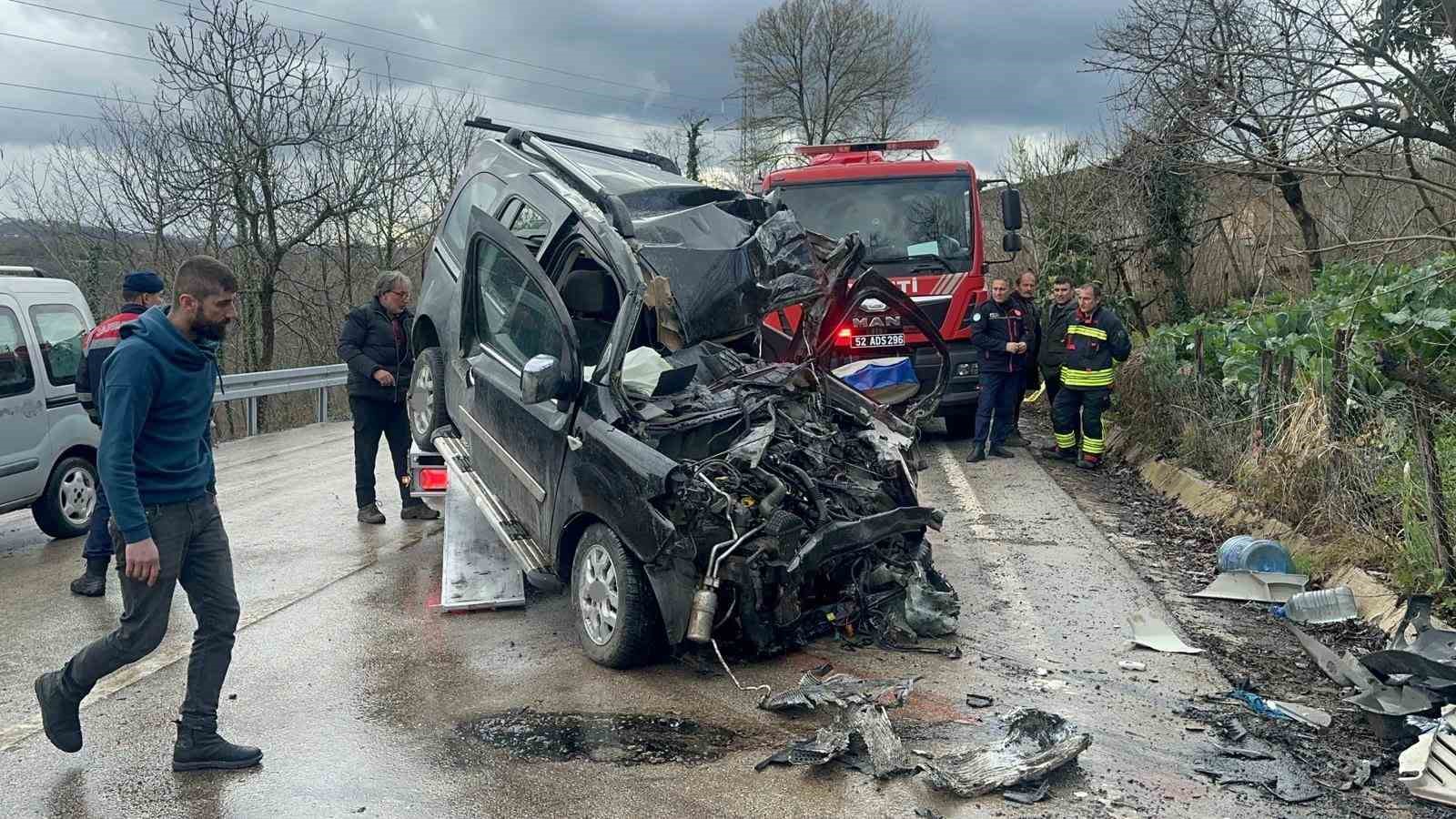 orduda kamyon ile kamyonet kafa kafaya carpisti 2 olu 2 agir yarali 1 TO3Ei4SA