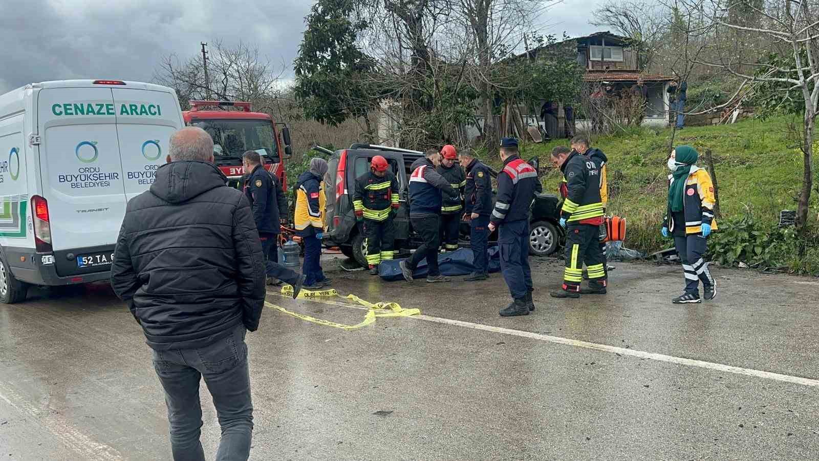 orduda kamyon ile kamyonet kafa kafaya carpisti 2 olu 2 agir yarali 2 BXGFEnSX