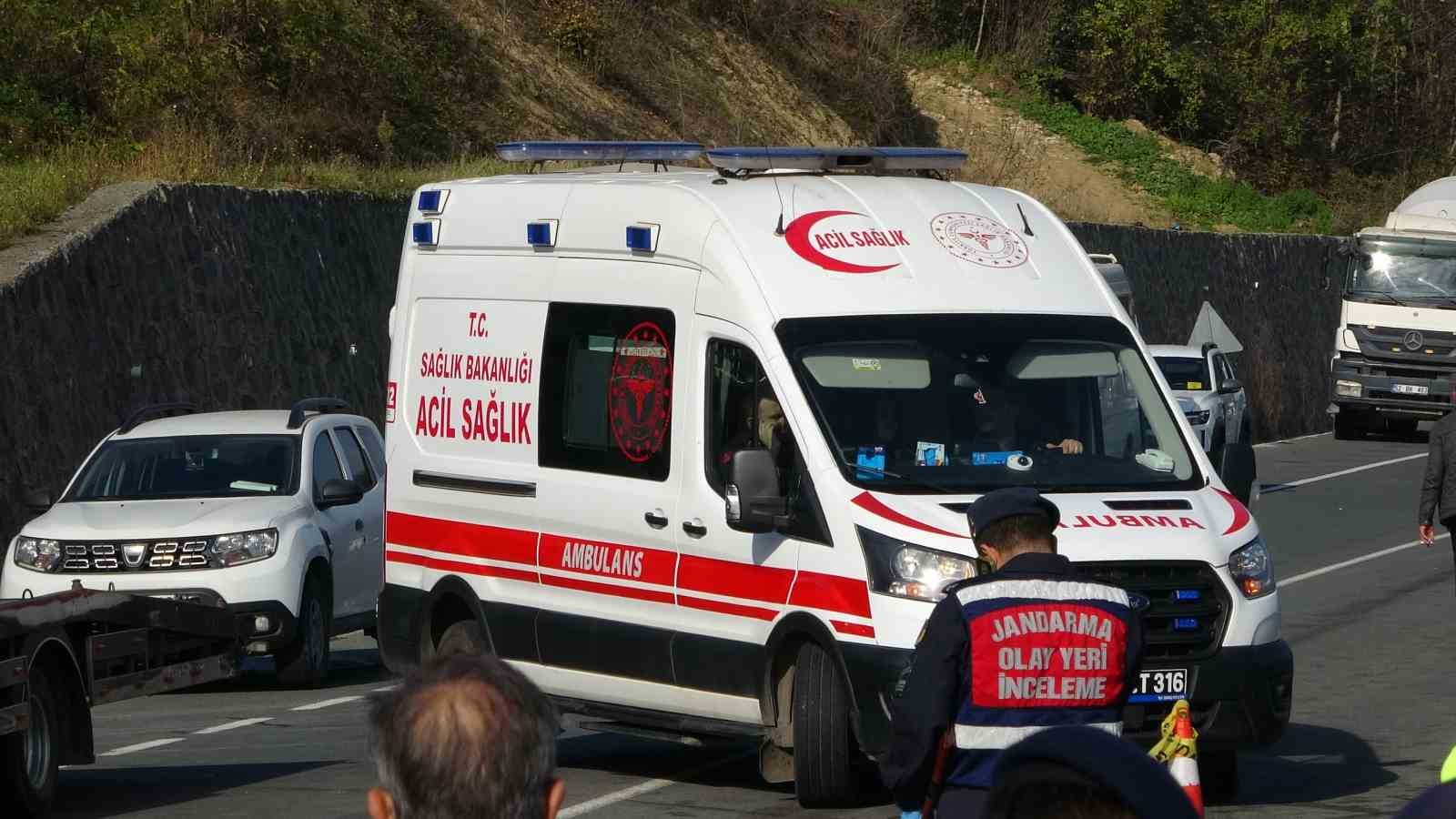 orduda otomobil ile kamyonet carpisti baba oldu surucu oglu ve diger surucu agir yaralandi