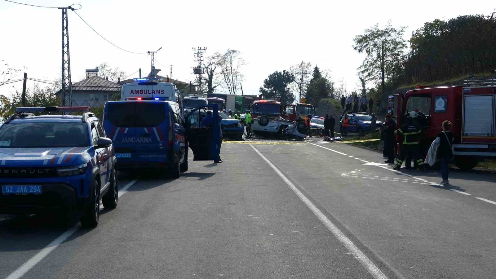 orduda otomobil ile kamyonet carpisti baba oldu surucu oglu ve diger surucu agir yaralandi HTEfVwMC