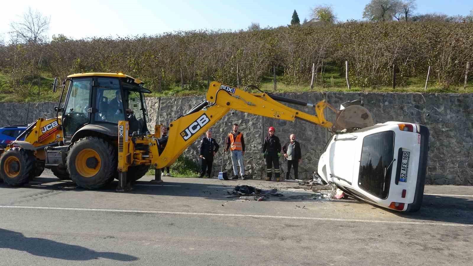 orduda otomobil ile kamyonet carpisti baba oldu surucu oglu ve diger surucu agir yaralandi IEncCpLJ