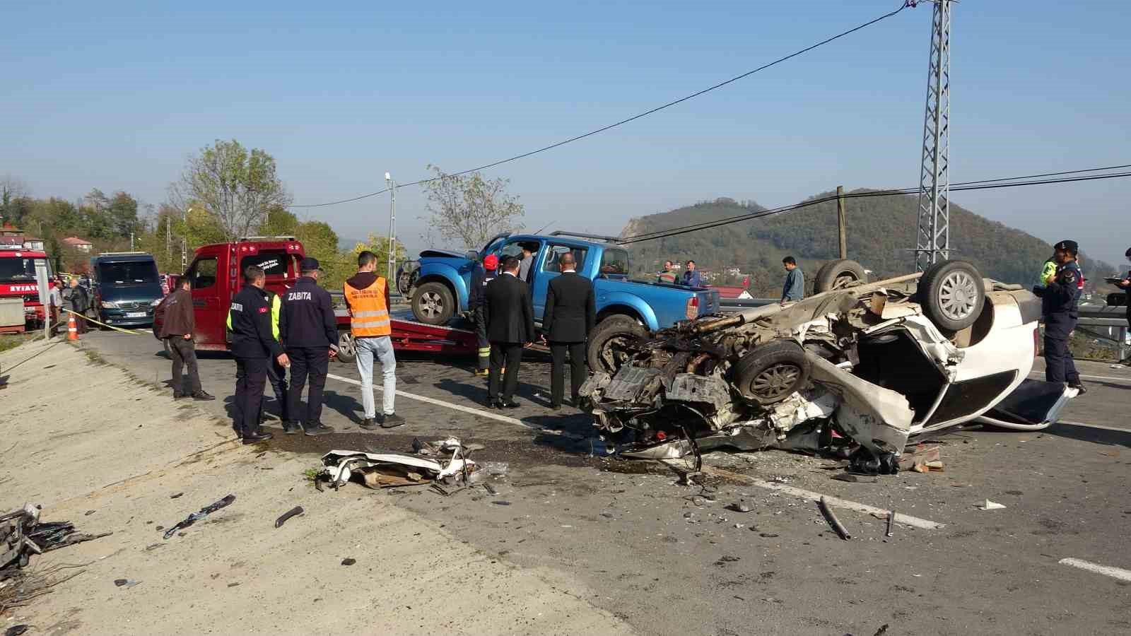 orduda otomobil ile kamyonet carpisti baba oldu surucu oglu ve diger surucu agir yaralandi
