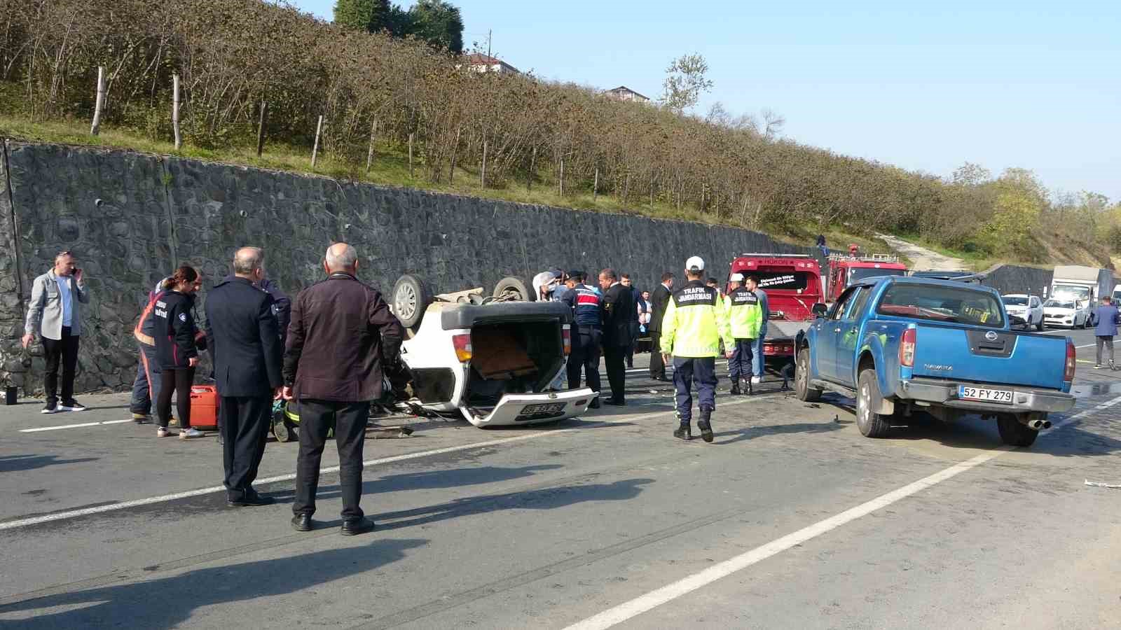 orduda otomobil ile kamyonet carpisti baba oldu surucu oglu ve diger surucu agir yaralandi