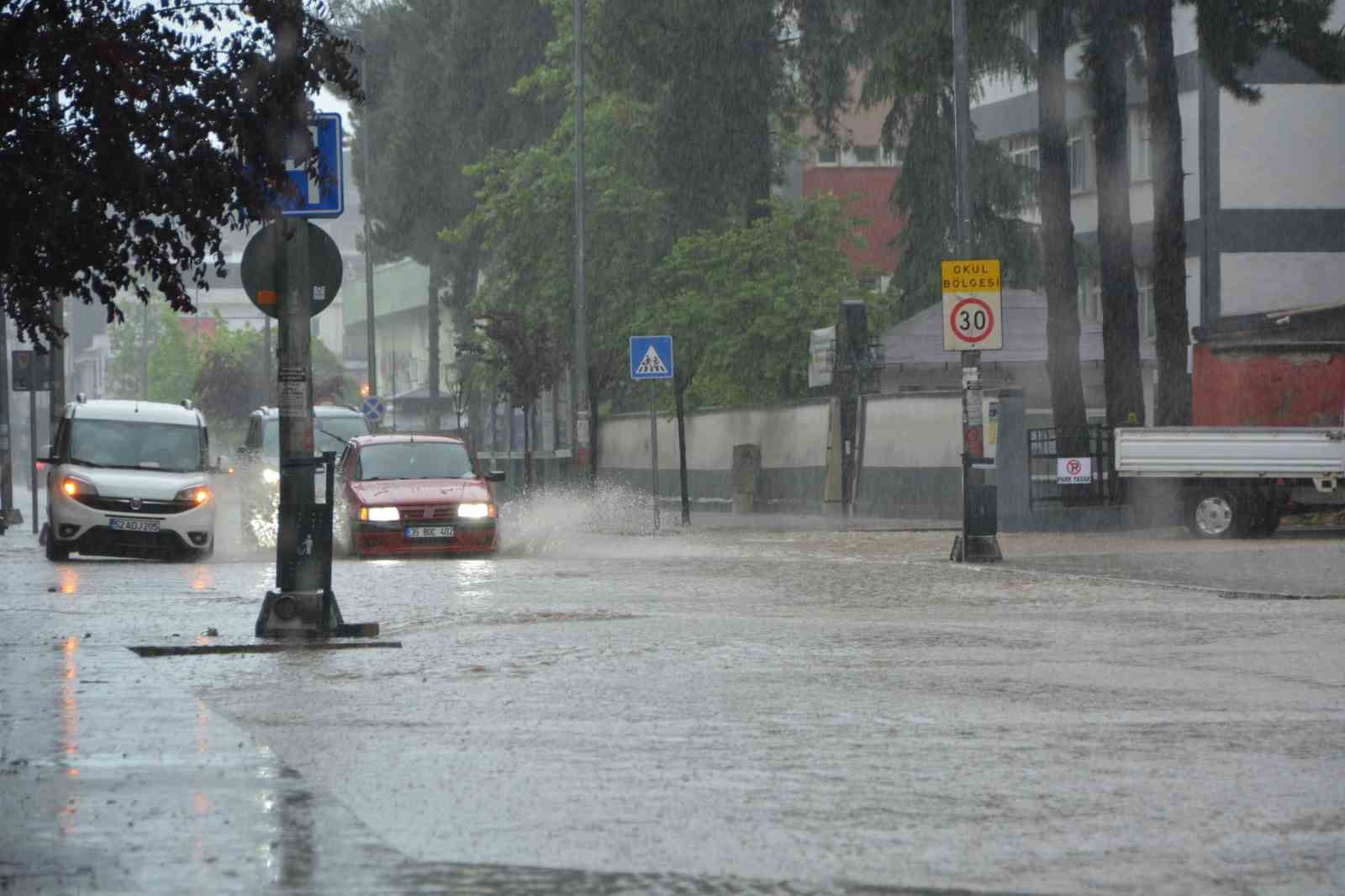 orduda saganak nedeniyle ev ve is yerlerini su basti istinat duvari coktu 0 P2bNSUc6