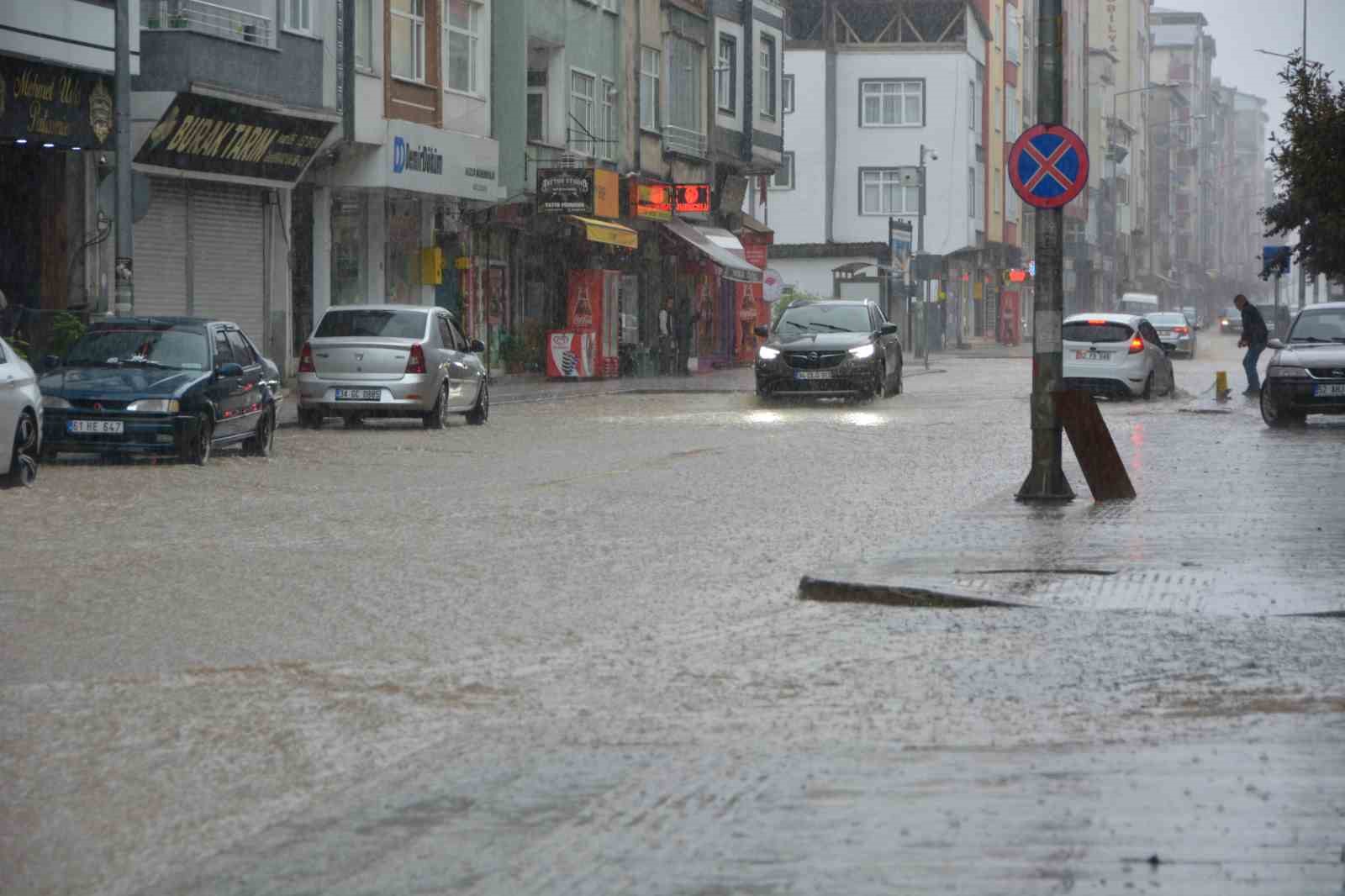 orduda saganak nedeniyle ev ve is yerlerini su basti istinat duvari coktu 1 m7GveBFj