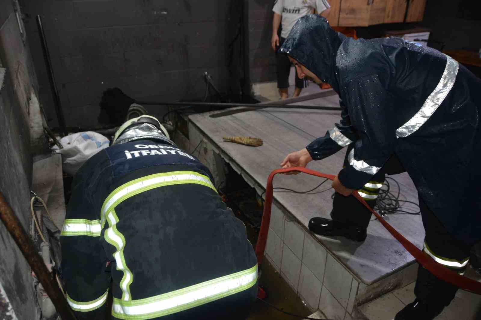 orduda saganak nedeniyle ev ve is yerlerini su basti istinat duvari coktu 2 JcyUIFN8