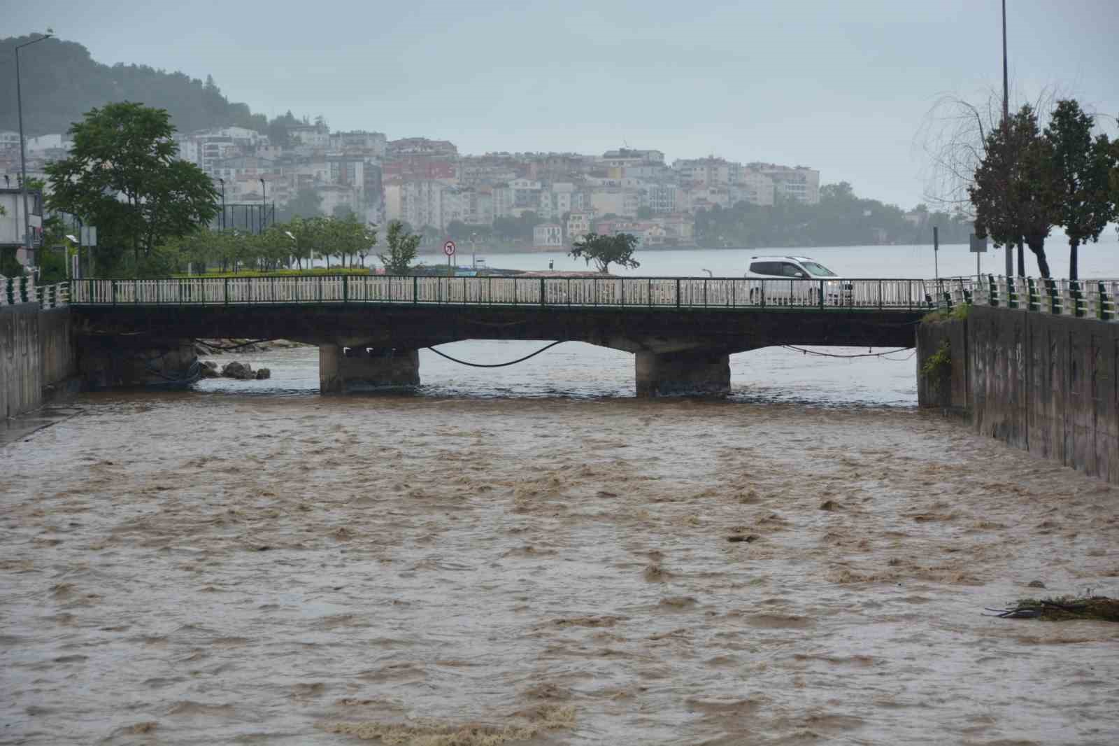 orduda saganak nedeniyle ev ve is yerlerini su basti istinat duvari coktu 3 7zylBy5J