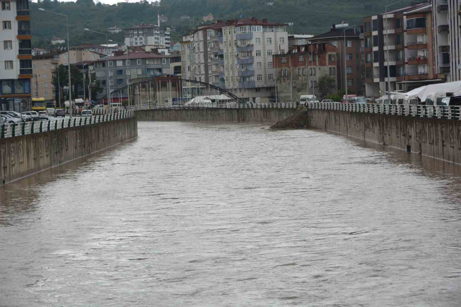 orduda saganak nedeniyle ev ve is yerlerini su basti istinat duvari coktu 6 piuyKymK