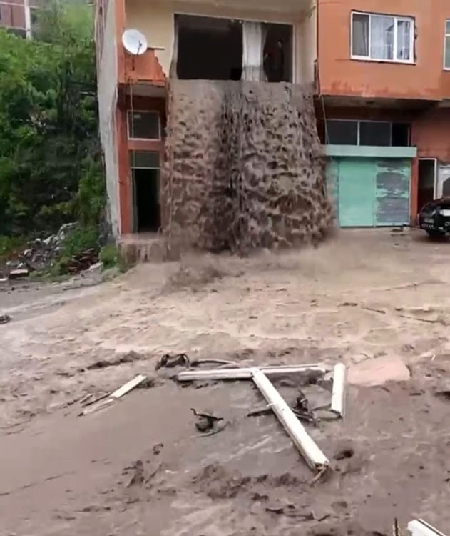 orduda sel sulari evin balkonundan selale gibi akti 5 gOFRdE36