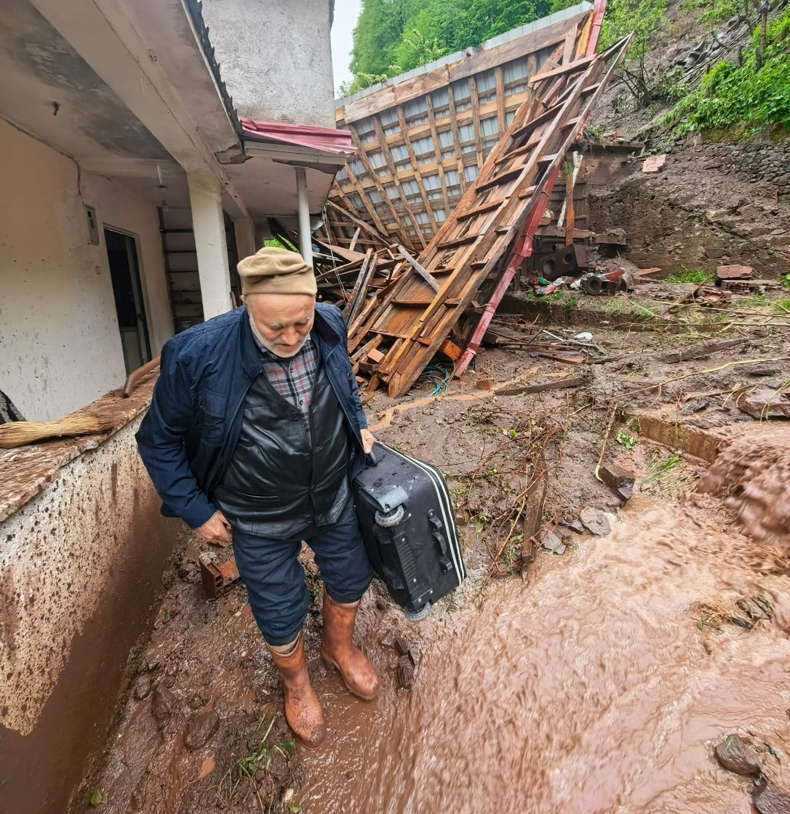 orduda sel sulari evin balkonundan selale gibi akti 6 hF8KBkYV