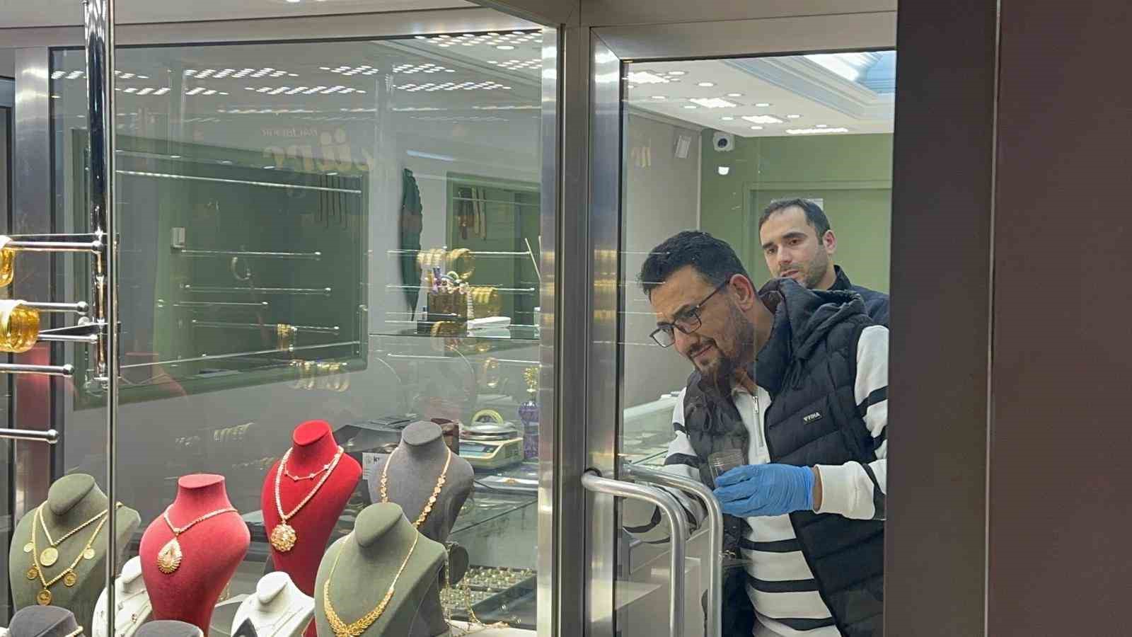 Ordu’da silahlı kuyumcu soygunu: Çalışanı bağlayıp, yaklaşık 5 kilo altınla kayıplara karıştı 5 orduda silahli kuyumcu soygunu calisani baglayip yaklasik 5 kilo altinla kayiplara karisti 1 lq66MusO