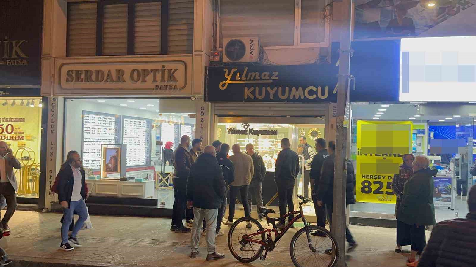 Ordu’da silahlı kuyumcu soygunu: Çalışanı bağlayıp, yaklaşık 5 kilo altınla kayıplara karıştı 6 orduda silahli kuyumcu soygunu calisani baglayip yaklasik 5 kilo altinla kayiplara karisti 2 MNh617bp