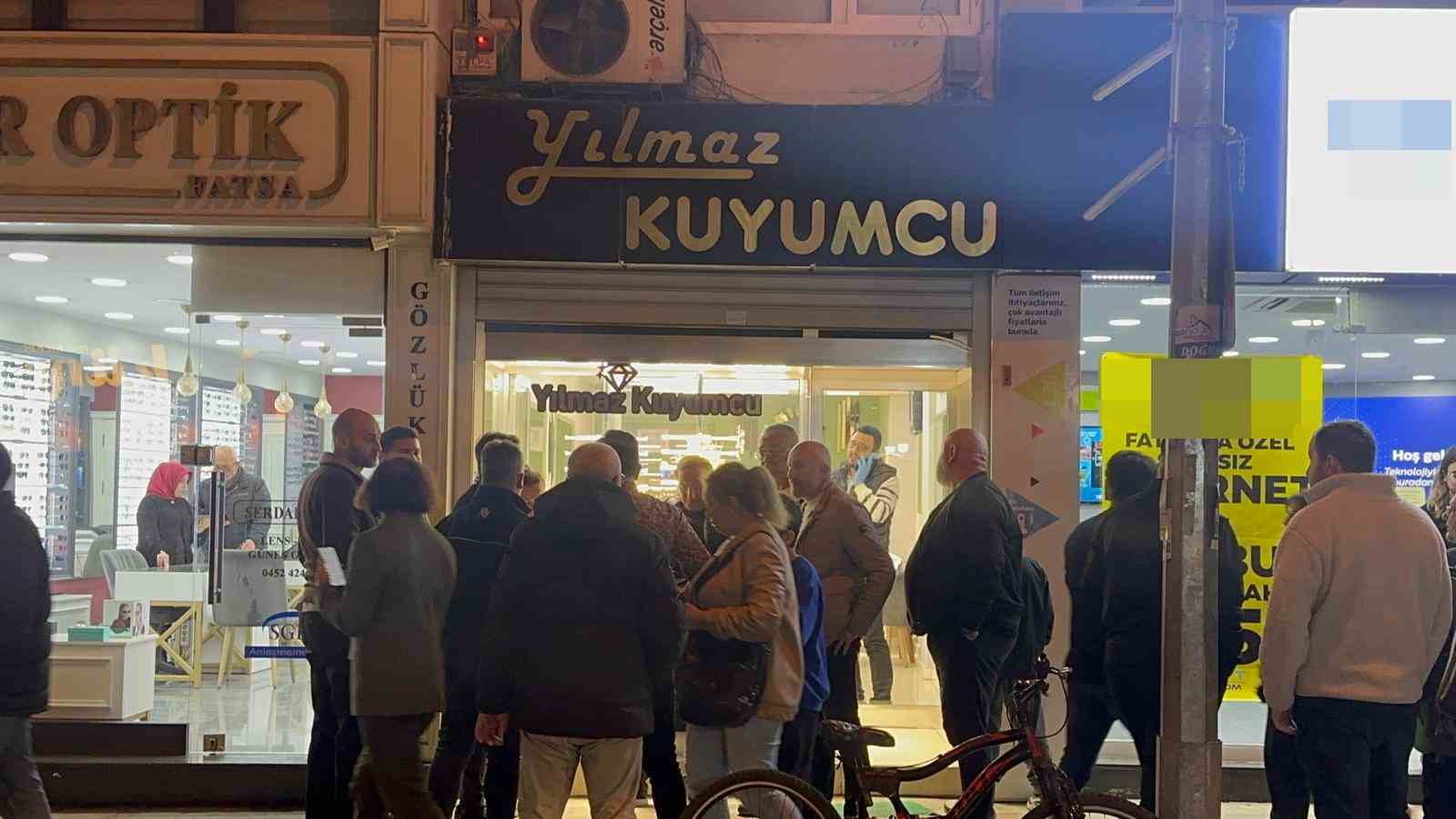 Ordu’da silahlı kuyumcu soygunu: Çalışanı bağlayıp, yaklaşık 5 kilo altınla kayıplara karıştı 7 orduda silahli kuyumcu soygunu calisani baglayip yaklasik 5 kilo altinla kayiplara karisti 3 PWdKO4mC