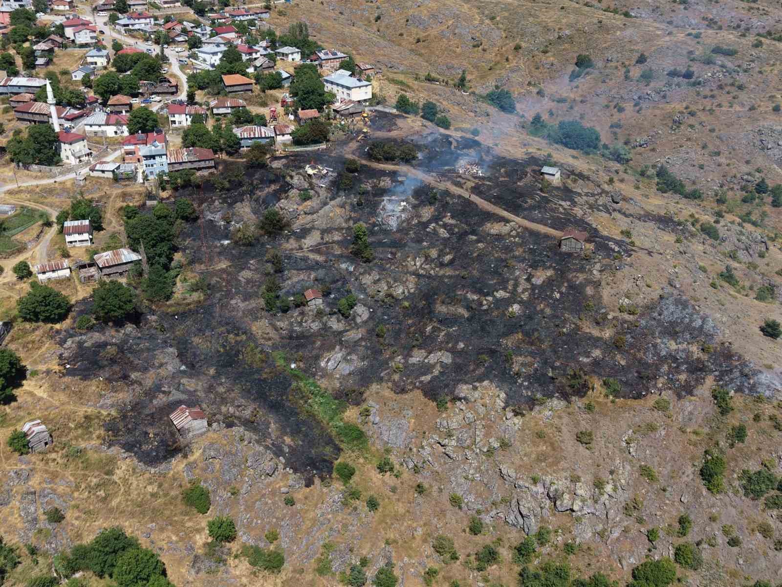 Ordu’da tarım arazisinde çıkan yangında 5 samanlık yandı 4 orduda tarim arazisinde cikan yanginda 5 samanlik yandi 0 zMOZRhPi
