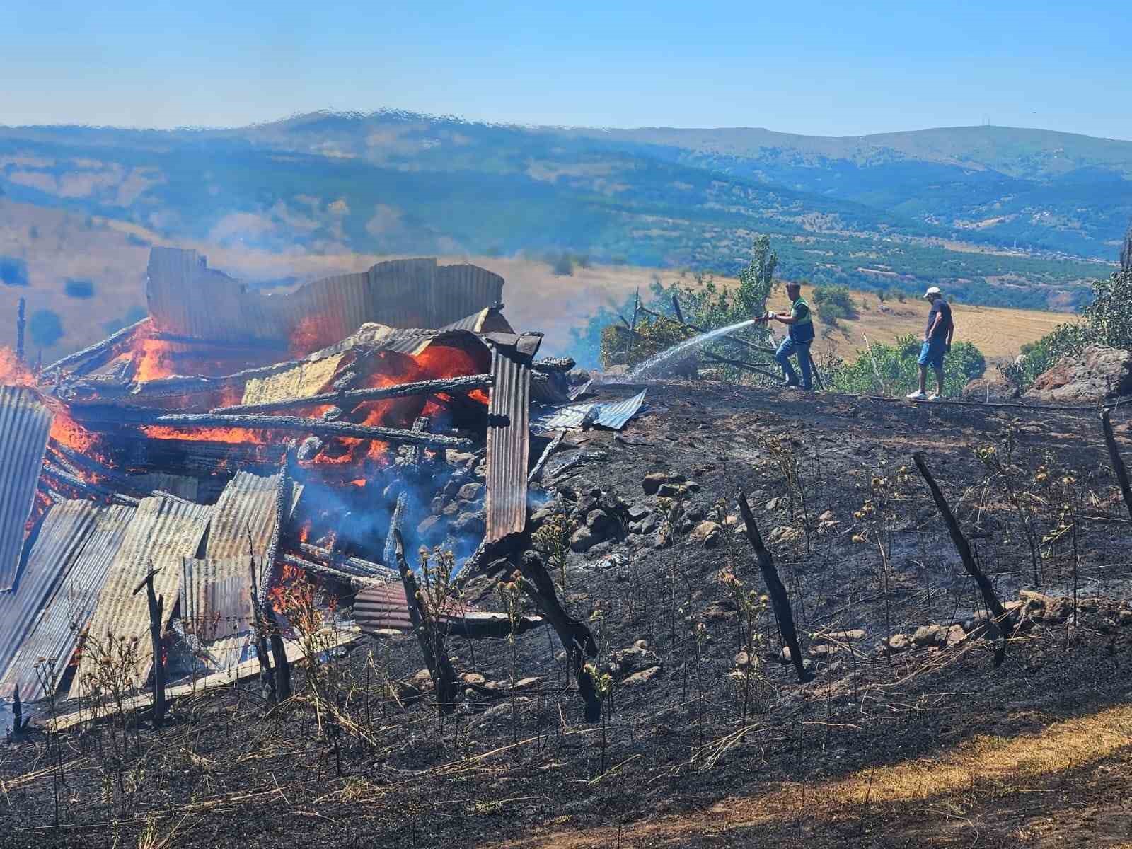 Ordu’da tarım arazisinde çıkan yangında 5 samanlık yandı 7 orduda tarim arazisinde cikan yanginda 5 samanlik yandi 3 VIip6iFe