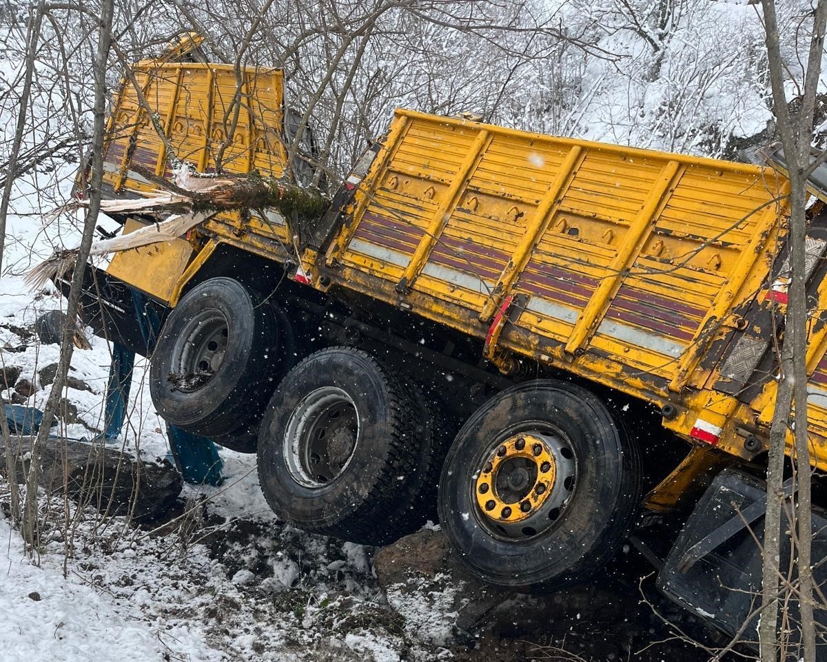 orduda tir 600 metre ucurumdan yuvarlandi kaza ani kamerada 2 Vp6aQp2n