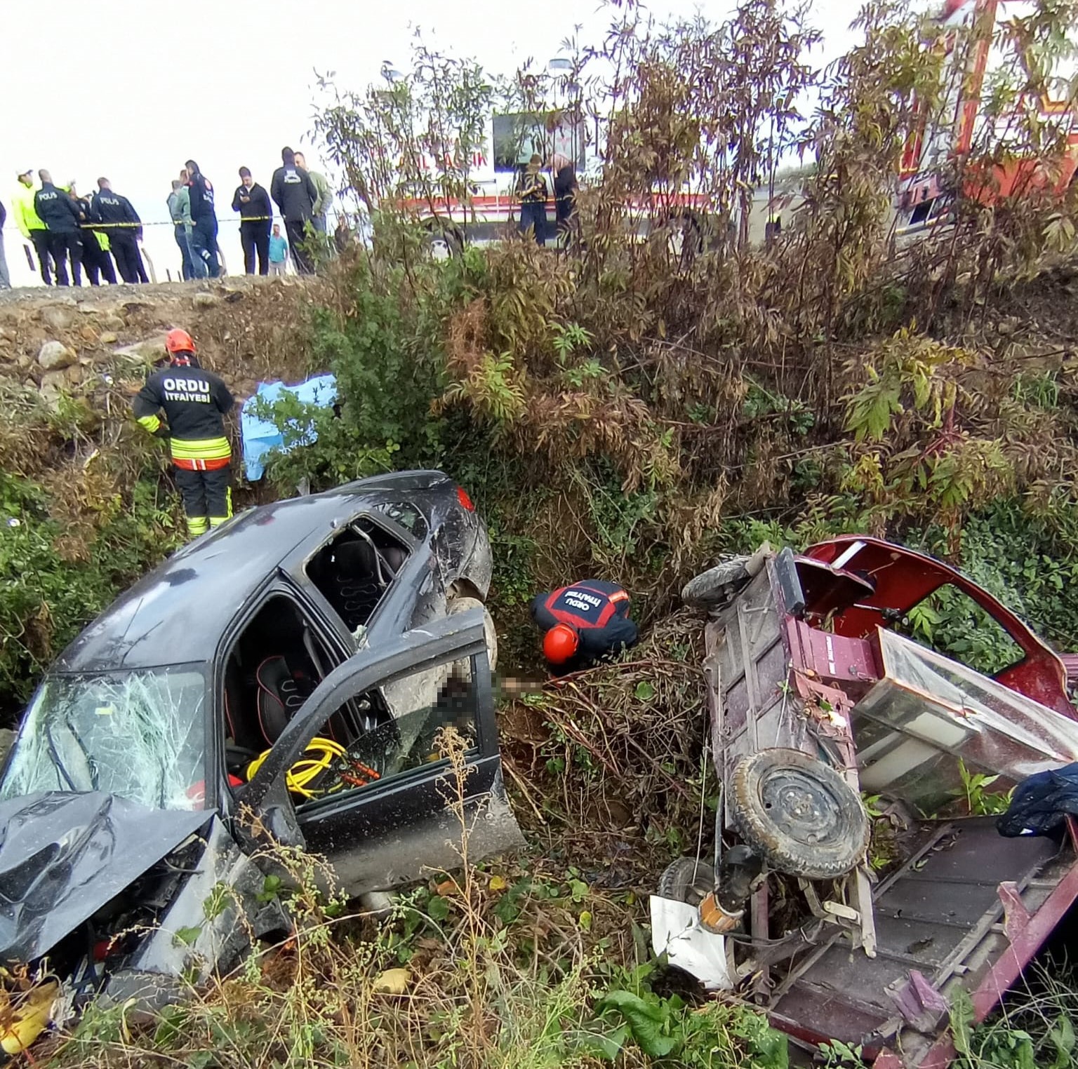 orduda uc tekerlekli arac ile otomobil carpisti 2 olu 1 yarali 1 ULAsG5yG