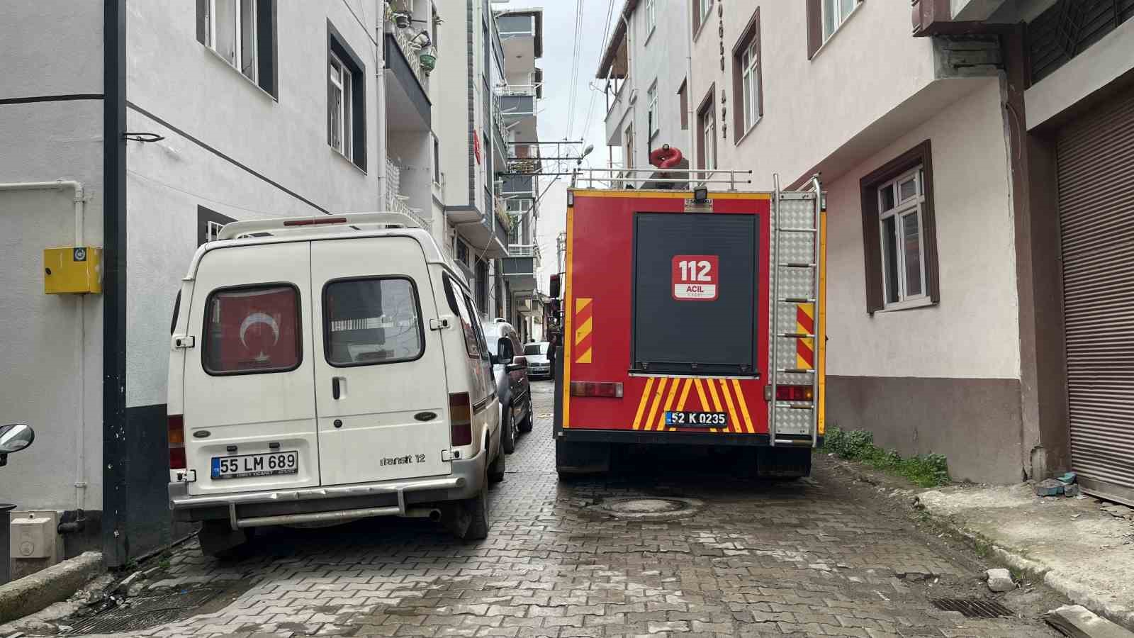 orduda yangin kedilerini kurtarmak isteyen kari koca dumandan etkilendi 3 Tli4VH45