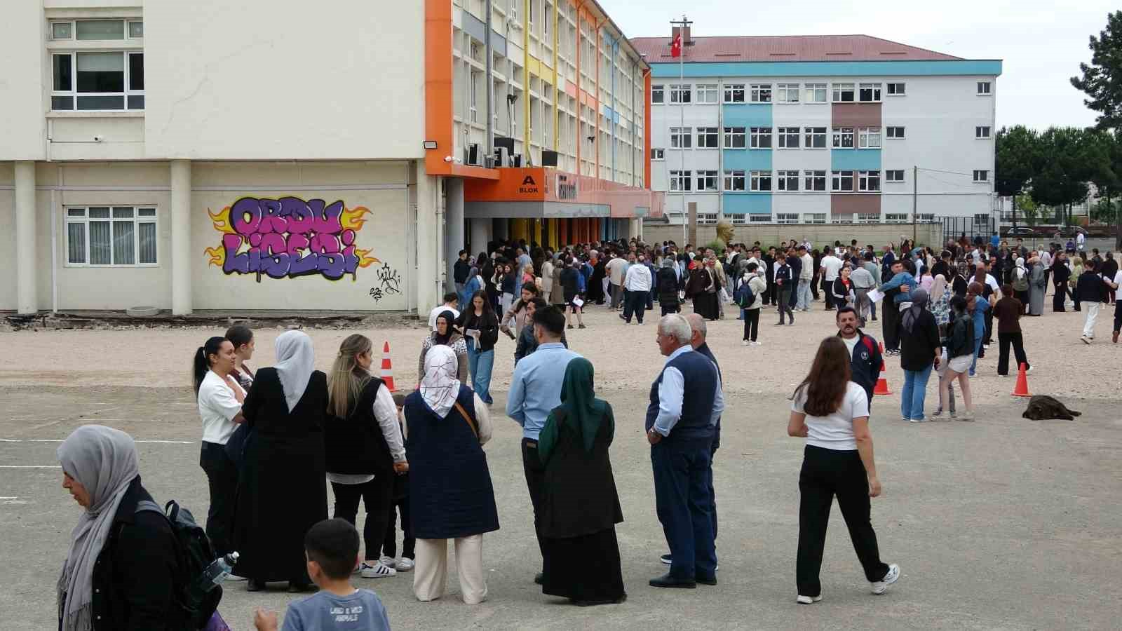 orduda yks heyecani bazi ogrenciler 1 dakika kala sinava yetisti 2 ZLmNJmd5