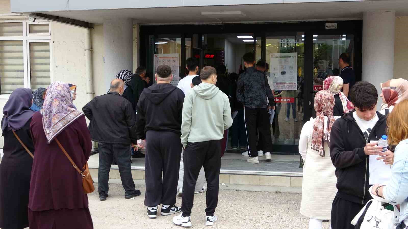 orduda yks heyecani bazi ogrenciler 1 dakika kala sinava yetisti 5 PHaRQ97I