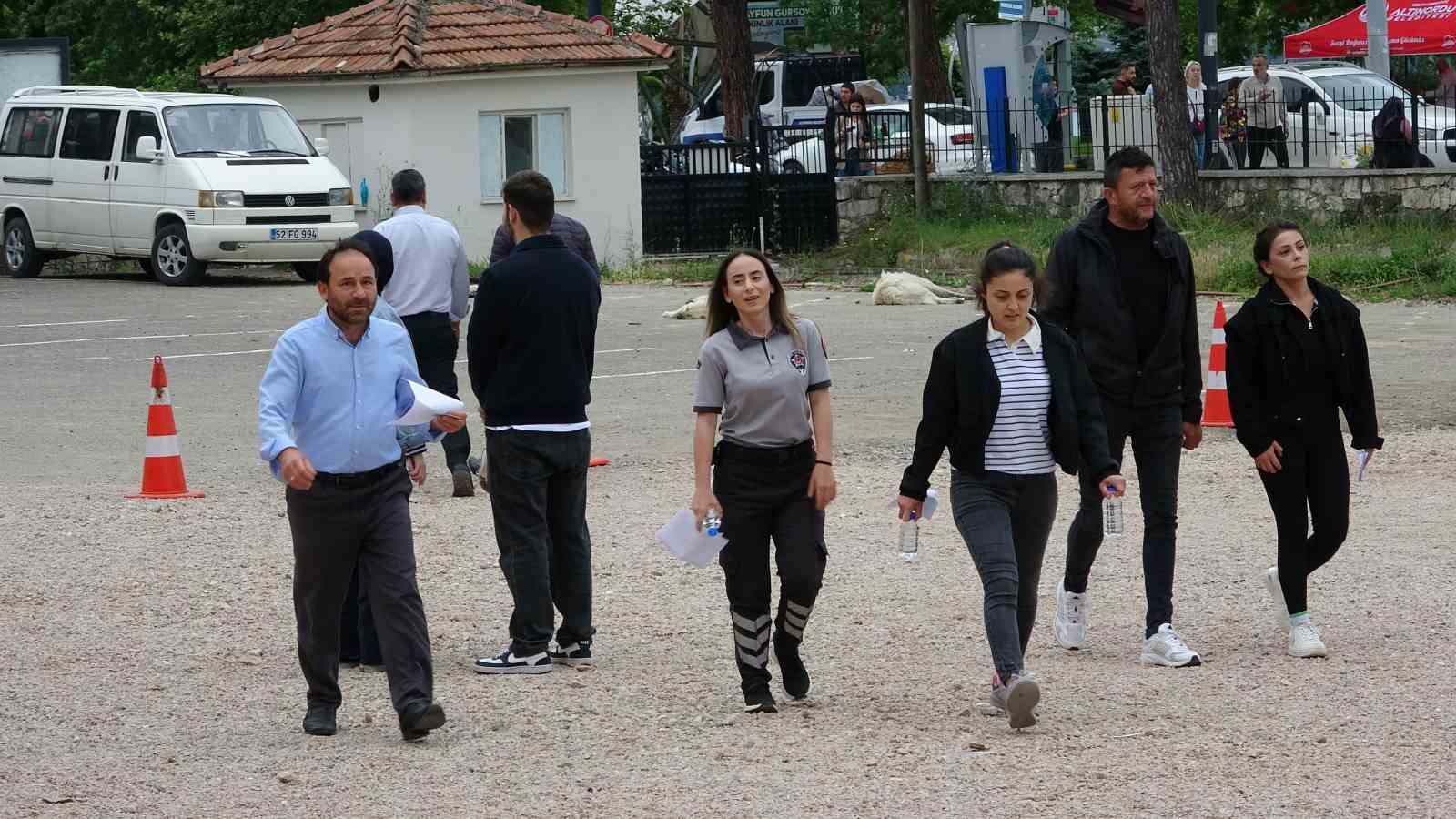 orduda yks heyecani bazi ogrenciler 1 dakika kala sinava yetisti 6 33cInGci
