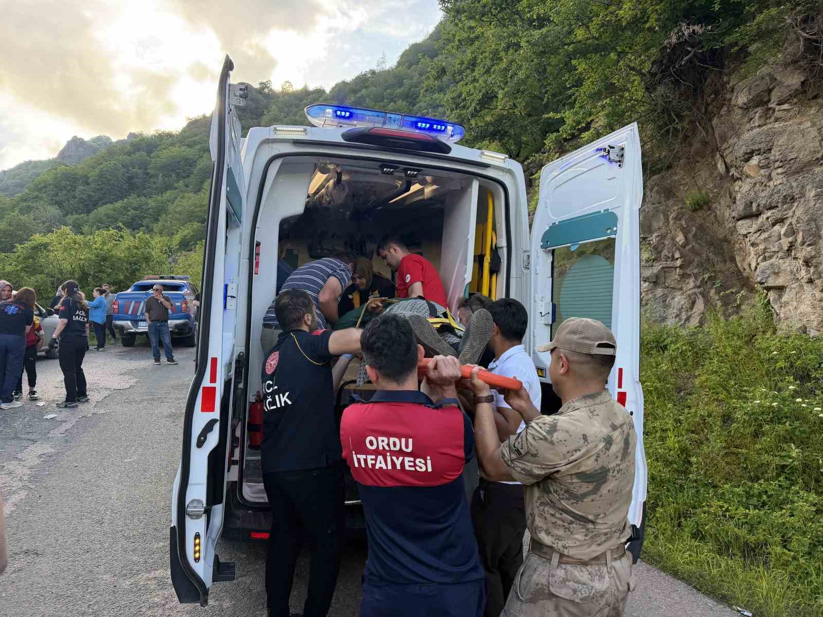 orduda yolcu minibusu ucuruma yuvarlandi 9 yarali 1 ywvw9asT