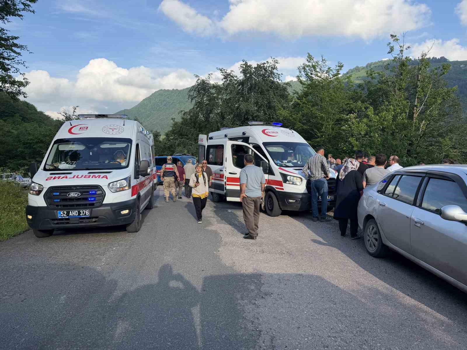 orduda yolcu minibusu ucuruma yuvarlandi 9 yarali 4 pvephOTd